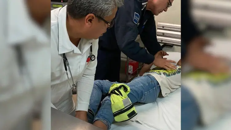 Policías trasladan a hospital a niño mordido por serpiente de cascabel (Foto: Especial/EXPRESO)