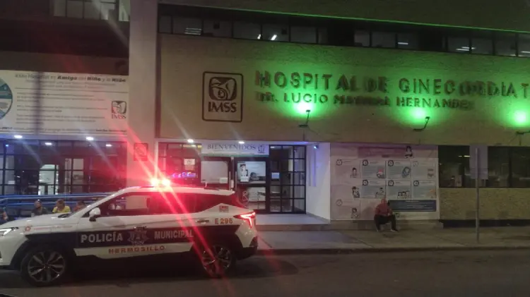 Policías trasladan al hospital a niña por picadura de alacrán (Foto: Especial/EXPRESO)