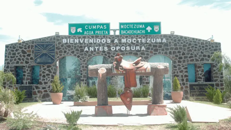 Monumento en honor a los trabajadores de la talabartería en Moctezuma. (Foto: Jesús Ballesteros)
