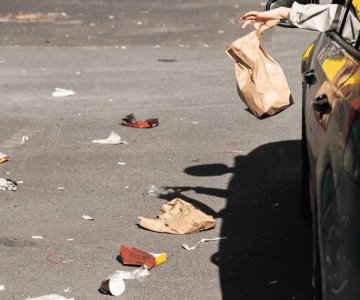 Si te sorprenden arrojando basura en la calle, pasarás 36 horas en arresto