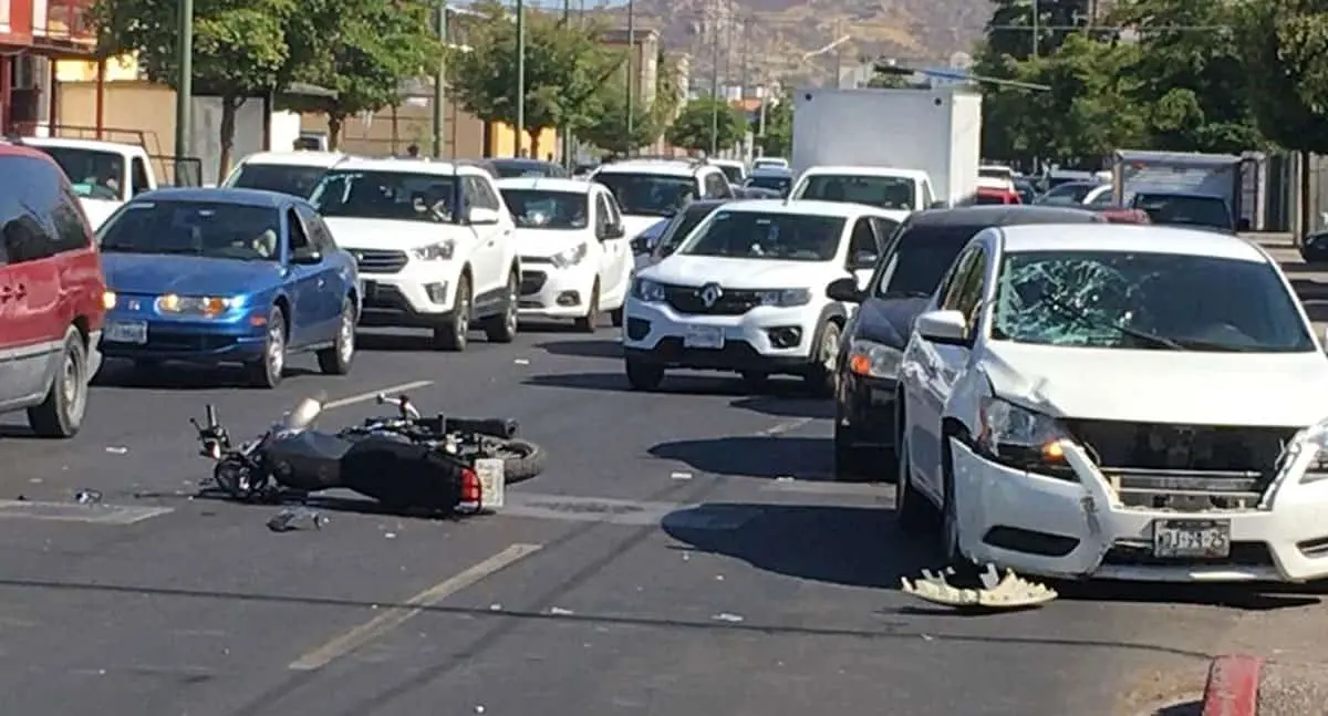 Motociclista resulta lesionado en aparatoso choque en Hermosillo