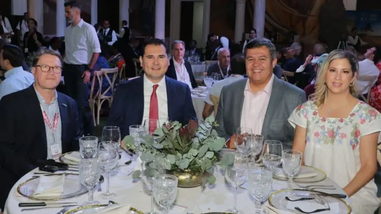 Matthias Halwart, Adolfo Salazar, Octavio Almada Palafox y su esposa Margarita. (Especial/EXPRESO)