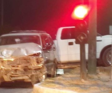 Reportan dos choques hoy por exceso de velocidad; auto termina volcado