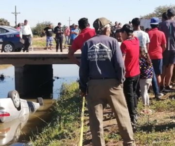 Hombres mueren al volcar auto y caer a canal de riego