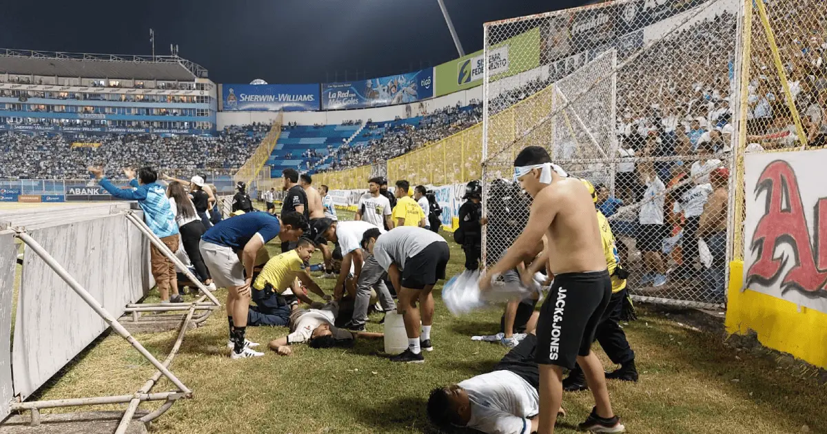 Tragedia en El Salvador; estampida humana deja más de 10 muertos