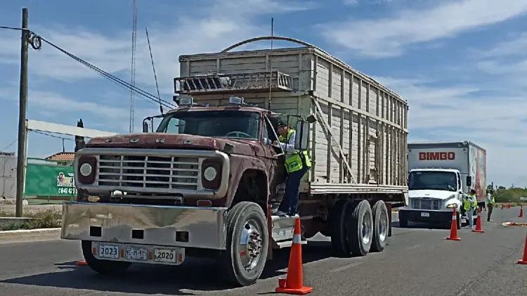 SCT realiza encuestas en carretera Navojoa-Huatabampo (Foto: John Castellón/EXPRESO)