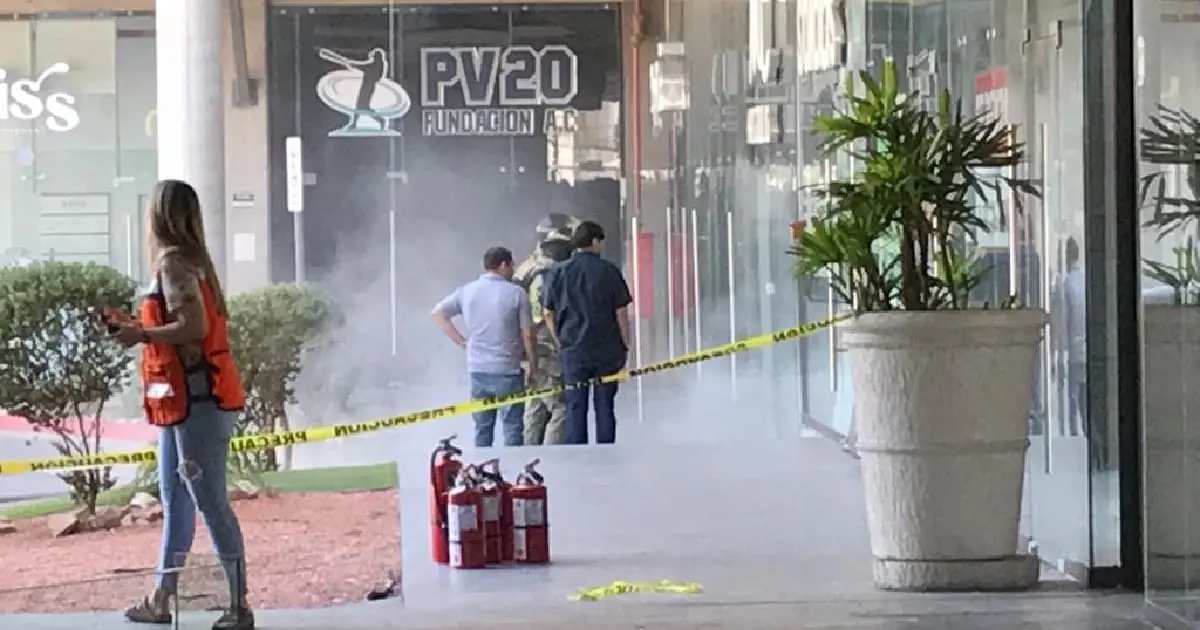 Alarma antirrobo provoca evacuación en Plaza Andenes; Acuden Bomberos