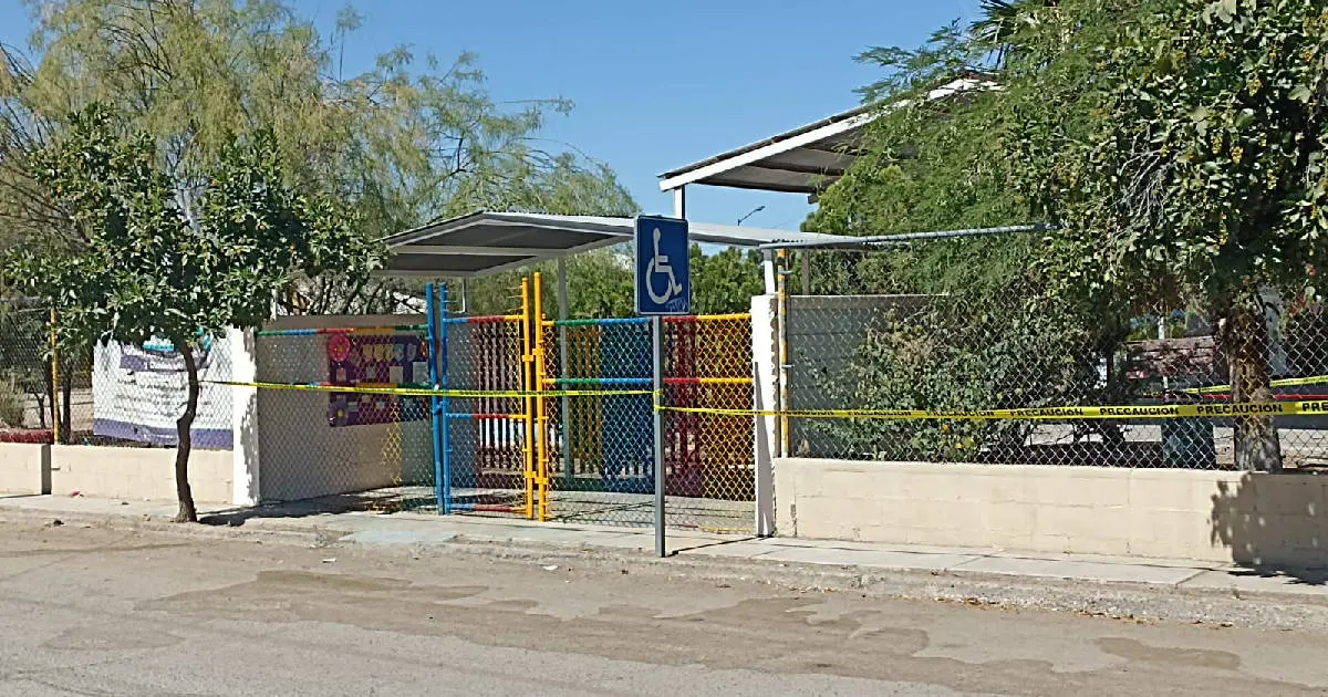 Bomberos atienden enjambre de abejas en guardería