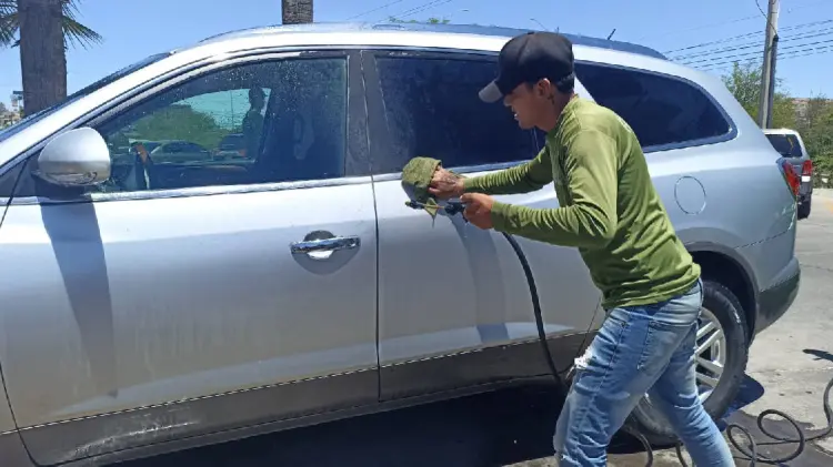 Francisco cambió su sueño de cruzar a los EU por Car Wash Móvil (Foto: Karyna Vieyra/EXPRESO)