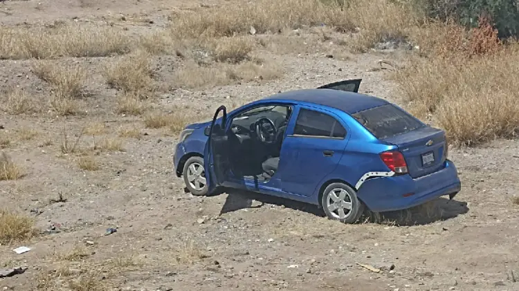 Unidad termina volcada en carretera Hermosillo-Guaymas (Foto: Tadeo Cruz/EXPRESO)