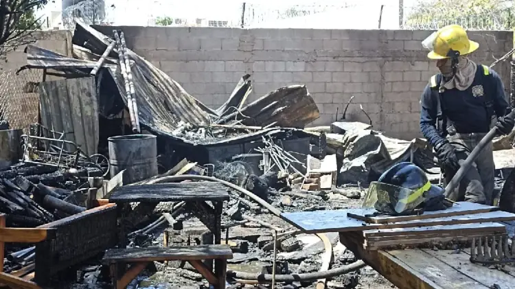 Bomberos atienden incendio de almacén de carpintería (Foto: Tadeo Cruz/EXPRESO)