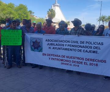 Policías jubilados marchan por falta de beneficios y prestaciones en Cajeme