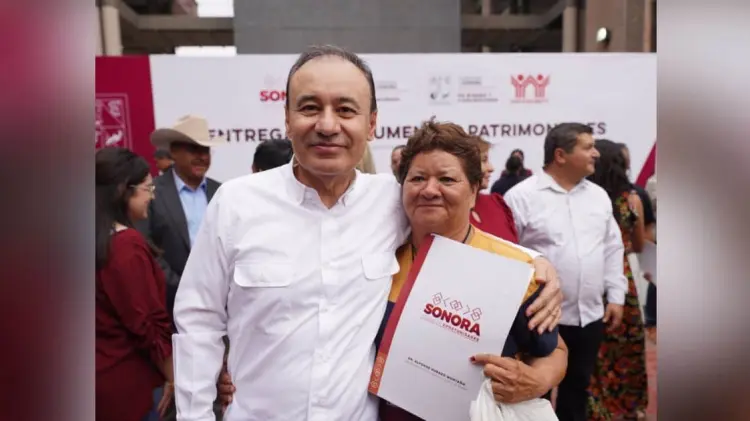 Alfonso Durazo Montaño, gobernador de Sonora entregó los documentos. (Foto: Especial/EXPRESO)
