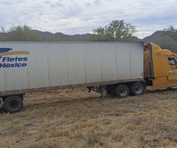 Tráiler pierde control y sale de la carretera Hermosillo-Nogales