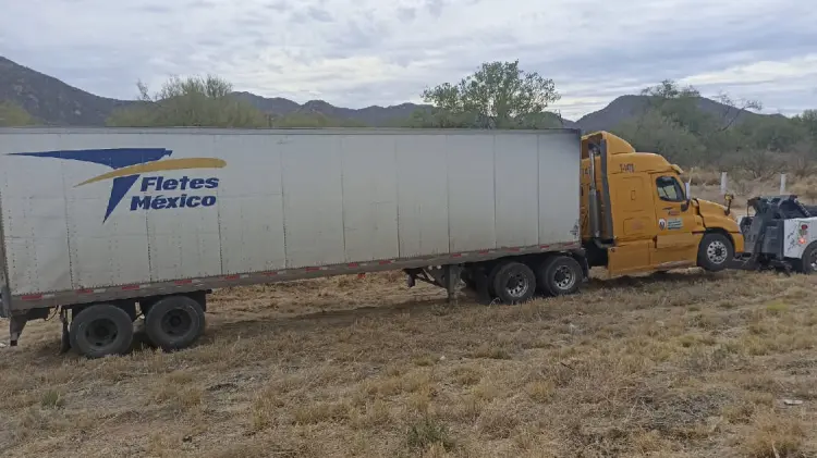 Tráiler sale del camino en Hermosillo-Nogales (Foto: Tadeo Cruz/EXPRESO)
