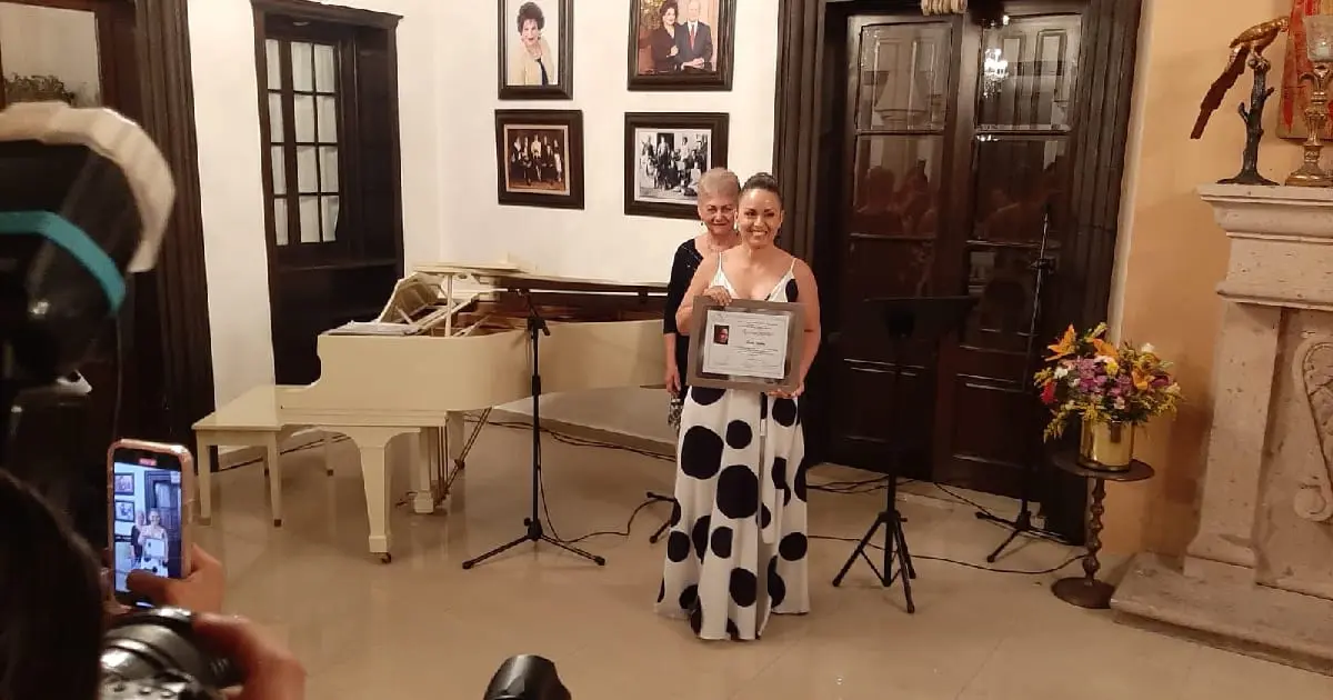 Elena Rivera es condecorada con medalla Emiliana de Zubeldía
