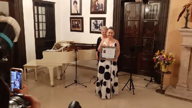Elena Rivera recibe medalla Emiliana de Zubeldía (Foto: Pablo Reyes/EXPRESO)