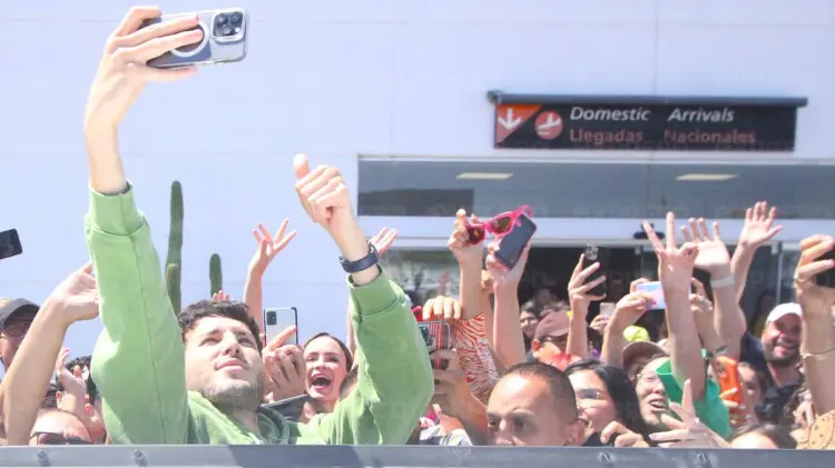 El artista colombiano se tomó una selfie con su fans de Hermosillo. (Foto: Jorge Flores / EXPRESO)