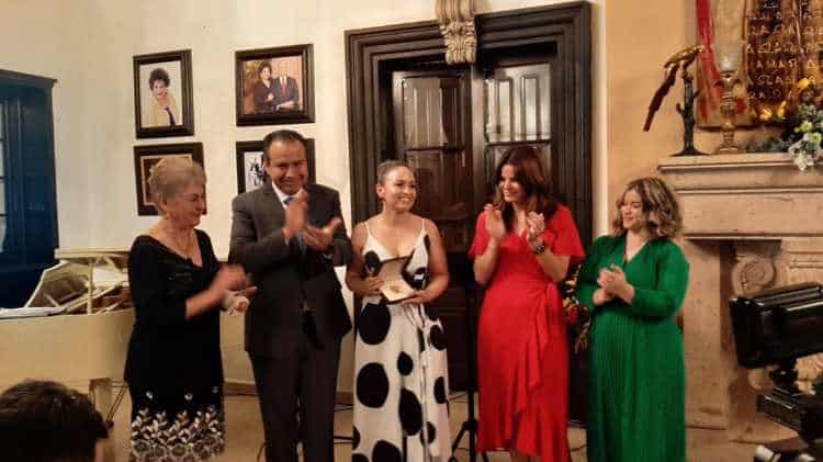 Elena Rivera es condecorada con medalla Emiliana de Zubeldía