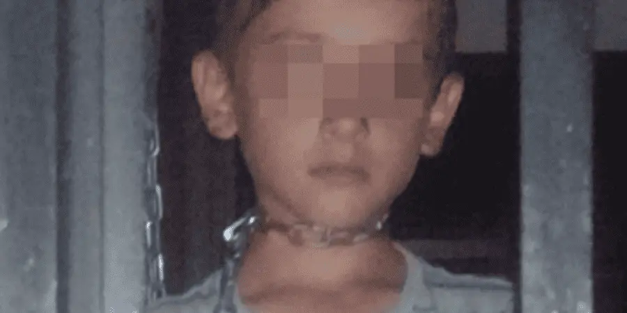 Abandonan a niño encadenado y sin comida; lo rescatan sus vecinos