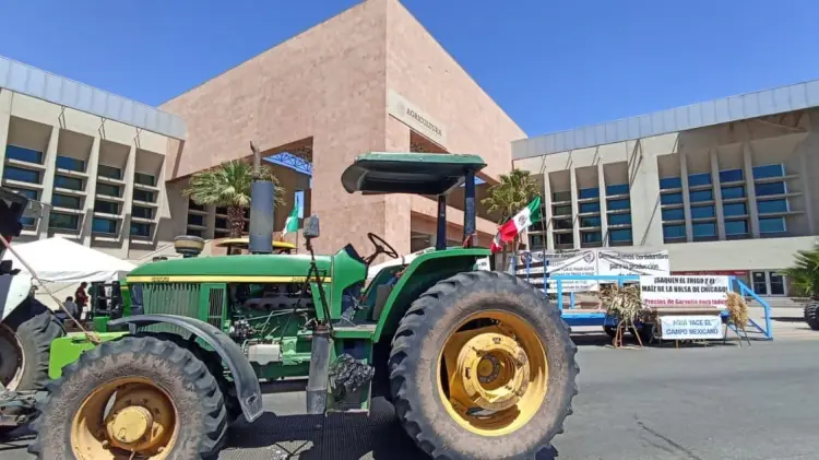 Productores agrícolas tomaron las oficinas de Sader desde hace dos semanas. (Foto: Especial/EXPRESO)