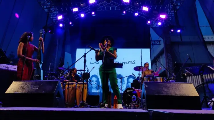Las Guaracheras pusieron buen ambiente en la Plaza Bicentenario. (Foto: Víctor Valido/EXPRESO)