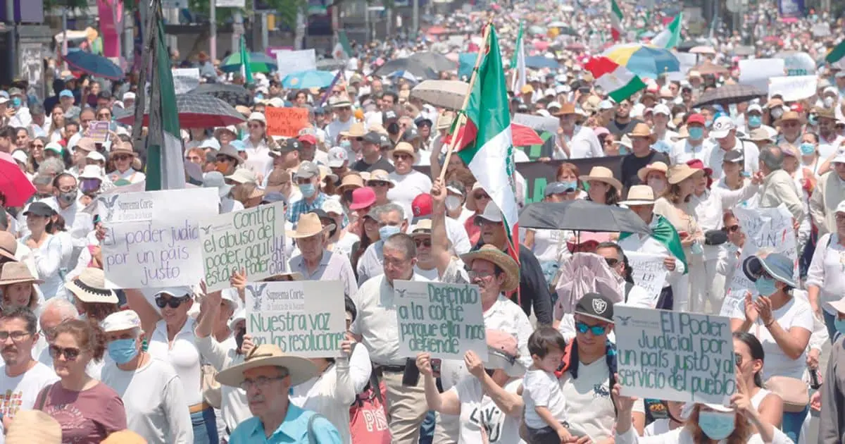 Marchan en defensa de la Corte; hubo agresiones