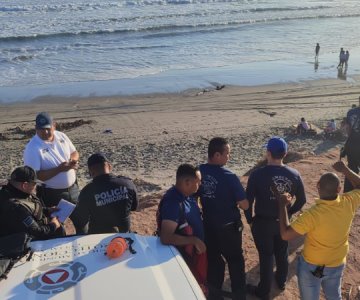 Joven desaparece en el mar tras salvar a su mamá de ahogarse en una playa