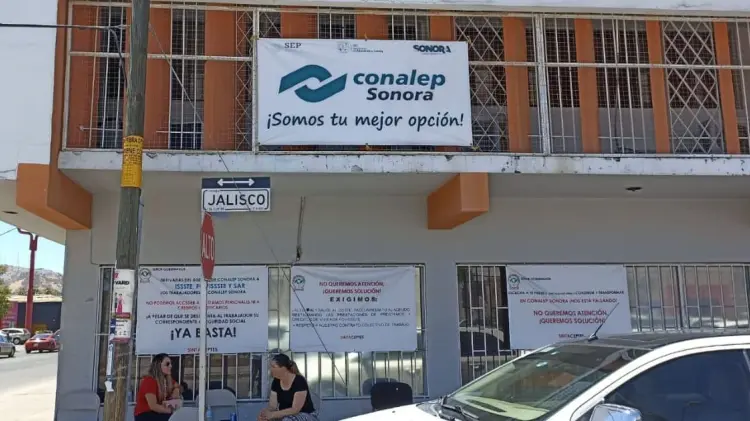 Las oficinas generales de Conalep en Sonora fueron tomadas como protesta. (Foto: Especial/EXPRESO)