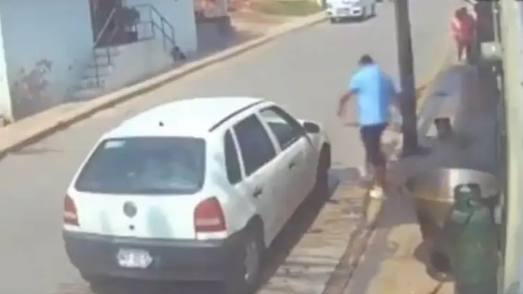 El hombre tomó al animal y lo arrojó a un cazo donde hacían chicharrones. (Foto: Captura de video)
