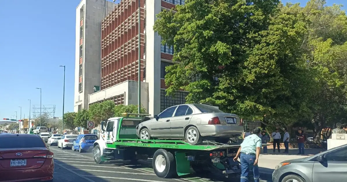 Policía registra choque carambola en Rosales; no hubo lesionados