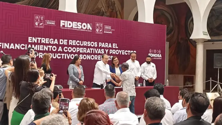 Secretaría de Economía entrega recursos a cooperativas (Foto: Pablo Reyes/EXPRESO)