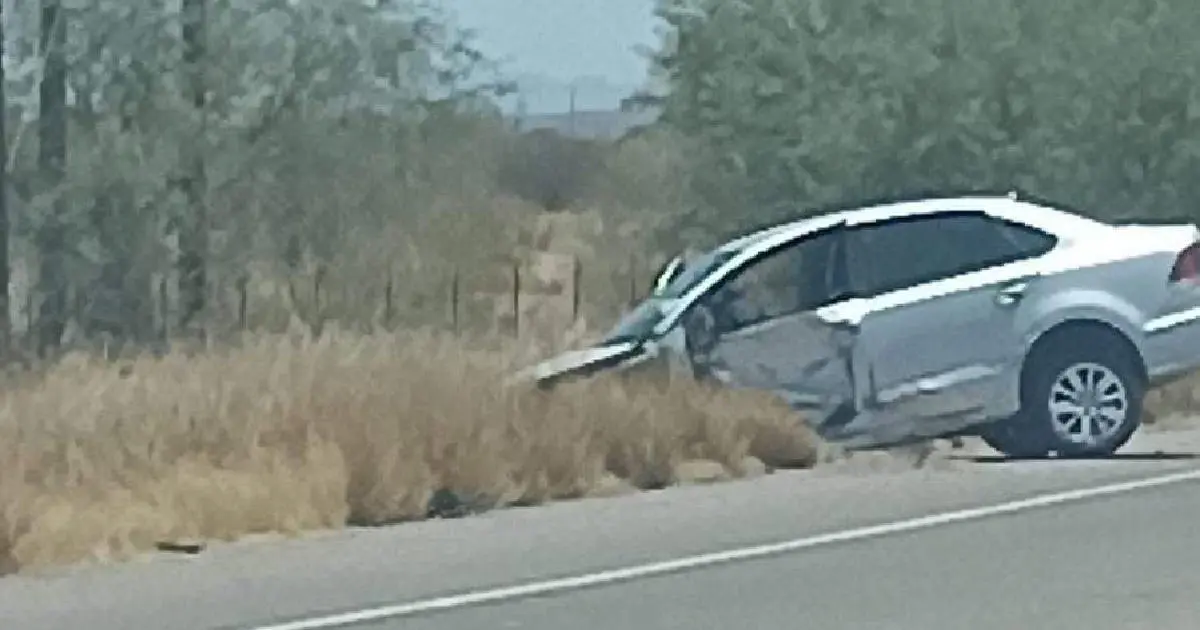 Choque entre sedán y trailer en Hermosillo-Bahía de Kino; no hay lesionados