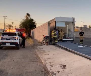 Le cae puerta automática a un hombre al surponiente de Hermosillo