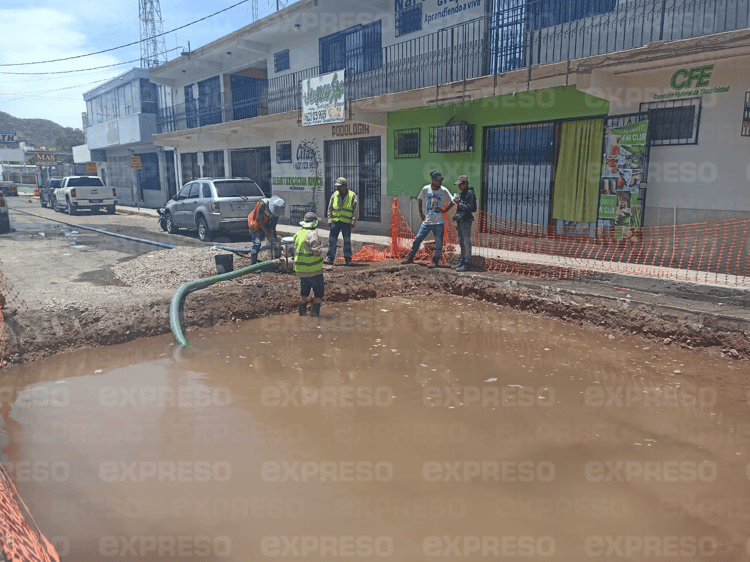 Vuelven a inundar la avenida Serdán de Guaymas; dejan sin agua a vecinos