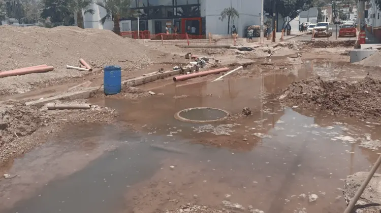 Los trabajadores han dejado sin agua la colonia centro de Guaymas. (Foto: Claudia Alejandri/EXPRESO)