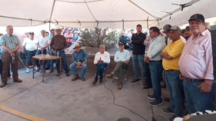 Cuauhtémoc Cárdenas Solórzano escucha a fectados en SADER (Foto:Especial/EXPRESO)