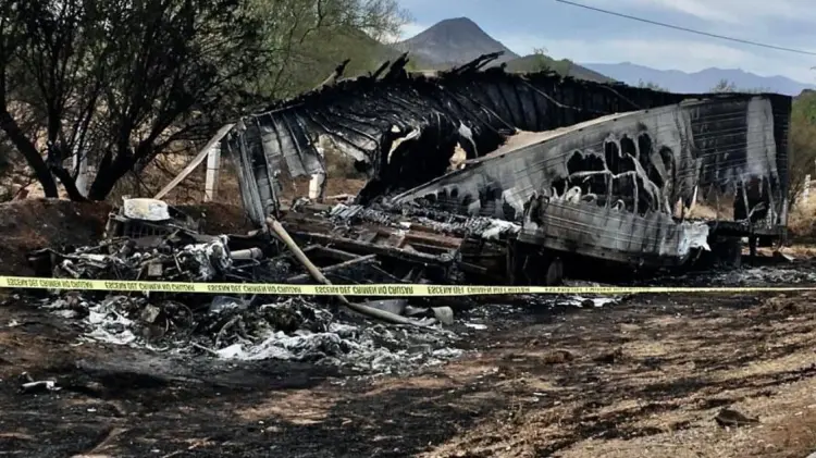 Un hombre murió calcinado tras volcar e incendiarse su vehículo. (Foto: Jorge Flores/EXPRESO)
