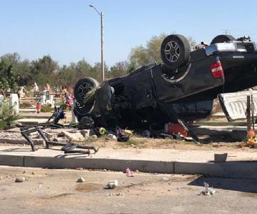 Camioneta termina volcada en Panteón Municipal Norte; Daña tres tumbas