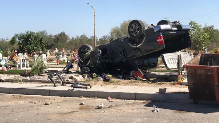 Volcamiento en Panteón Norte dejó tres tumbas dañadas (Foto: Jesús Ballesteros/EXPRESO)