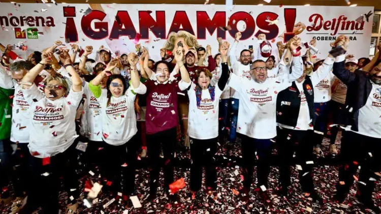 Delfina Gómez Álvarez celebró con su equipo el triunfo en el conteo rápido. (Foto: Twitter)