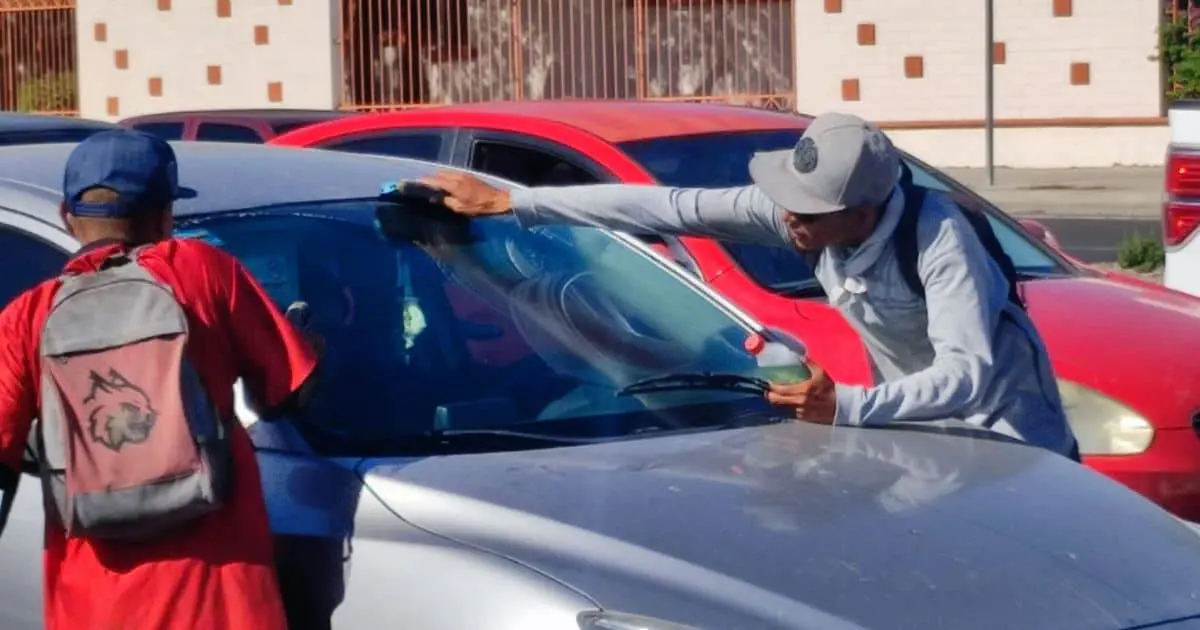 Limpiavidrios en Hermosillo; ¿qué los orilla a trabajar en la calle?