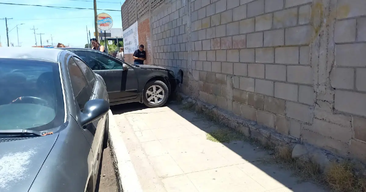 Vehículo impactó contra una barda por no obedecer alto; no hay leisonados