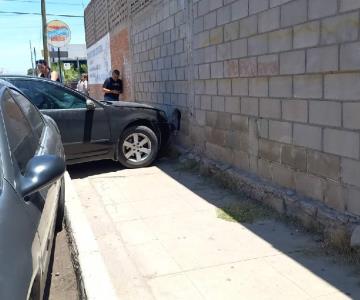 Vehículo impactó contra una barda por no obedecer alto; no hay leisonados