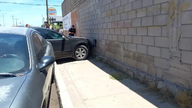 Vehículo impacta barda perimetral en San Benito (Foto:Tadeo Cruz/EXPRESO)