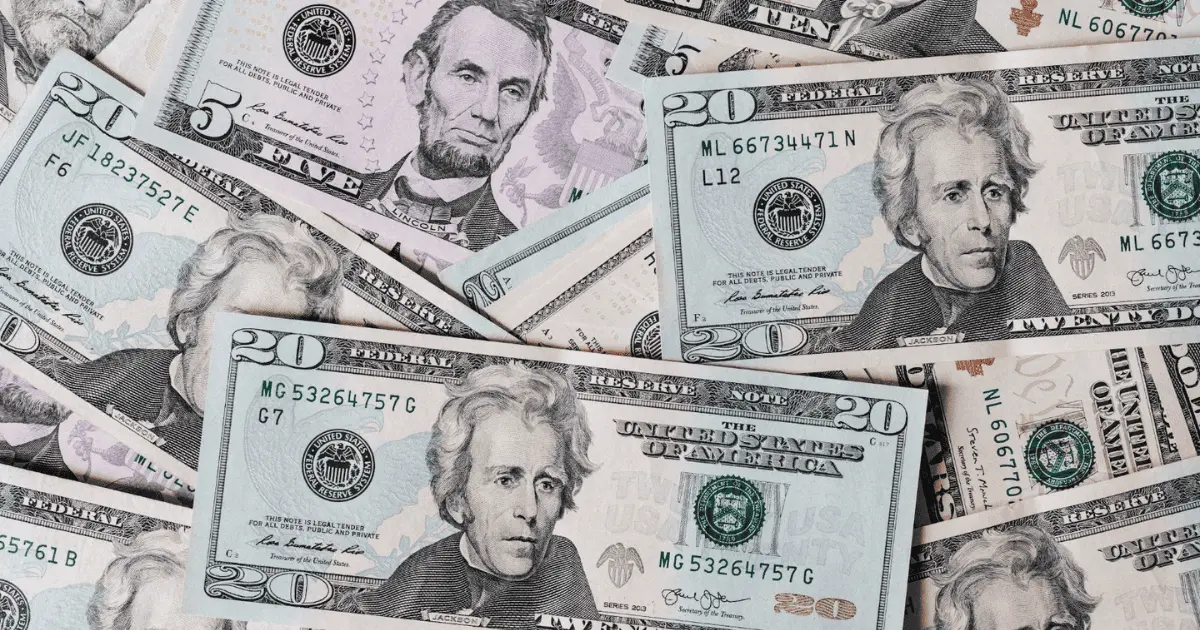 Precio del dólar abre la semana en 17.09 pesos al mayoreo