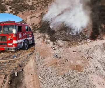 Relleno sanitario de Hermosillo vuelve a arder; bomberos mitigan el fuego