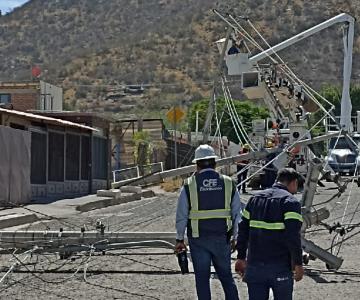 Esta colonia se quedará sin luz dos días; camión derribó postes de la CFE