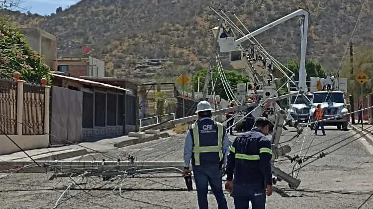 Camión derriba 3 postes y deja sin luz a colonia Tiro al Blanco (Foto:Tadeo Cruz/EXPRESO)