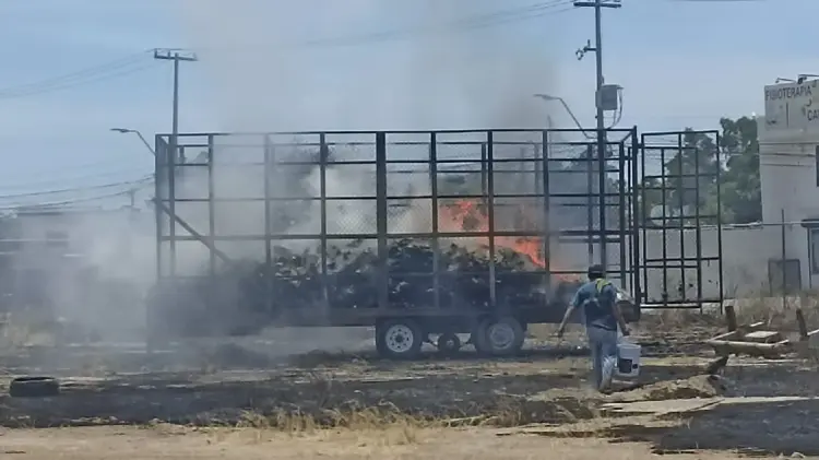 Bomberos sofocan incendio de basura y maleza en Jacinto López (Foto:Tadeo Cruz/EXPRESO)